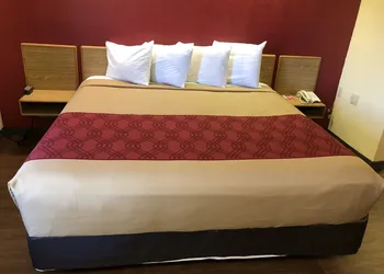 Econo Lodge London North hotel thumbnail 5