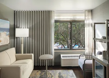 Hotel Indigo Long Island - East End by IHG hotel thumbnail 4