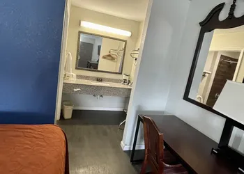 Key West Inn - Roanoke hotel thumbnail 4