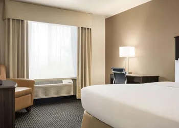 Baymont by Wyndham Hearne hotel thumbnail 5