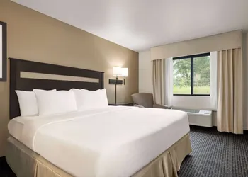 Baymont by Wyndham Hearne hotel thumbnail 8