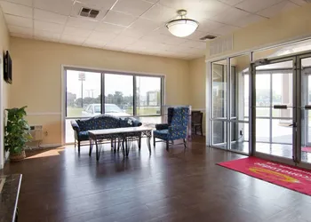 Econo Lodge Pine Bluff hotel thumbnail 2