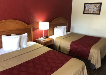Econo Lodge Pine Bluff hotel thumbnail 8