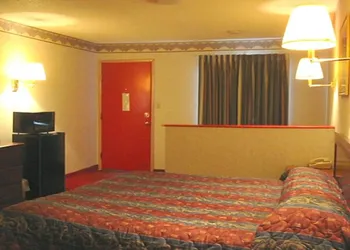 Red Carpet Inn Williamstown hotel thumbnail 2