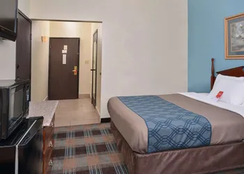 Econo Lodge Inn & Suites Shelbyville hotel thumbnail 4