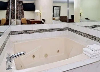Econo Lodge Inn & Suites Shelbyville hotel thumbnail 6
