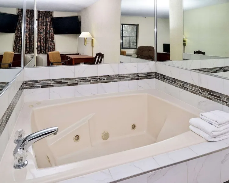 Econo Lodge Inn & Suites Shelbyville hotel detail image 6