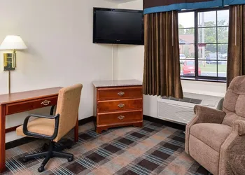Econo Lodge Inn & Suites Shelbyville hotel thumbnail 7