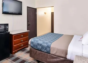 Econo Lodge Inn & Suites Shelbyville hotel thumbnail 8