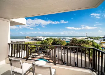 La Quinta Inn & Suites by Wyndham Cocoa Beach Oceanfront hotel thumbnail 3