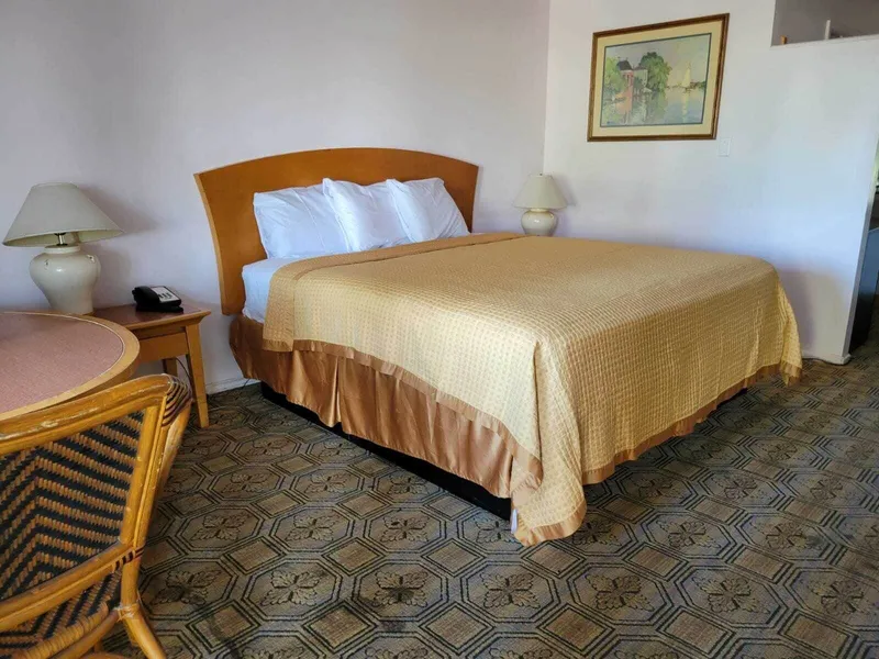 Emerald Inn & Lounge hotel detail image 6