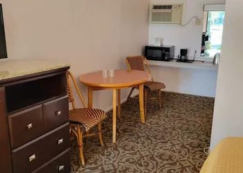 Emerald Inn & Lounge hotel thumbnail 7