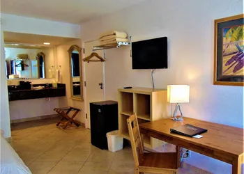 Dolphin Key Resort hotel thumbnail 7