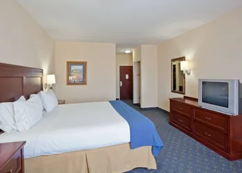 Holiday Inn Express & Suites Pampa by IHG hotel thumbnail 4
