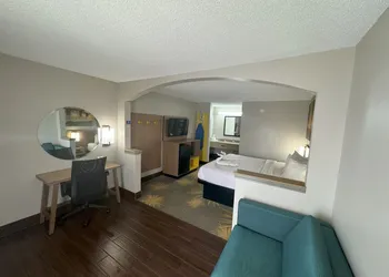 Days Inn & Suites by Wyndham Tuscaloosa - Univ. of Alabama hotel thumbnail 2