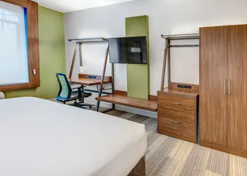 Holiday Inn Express Woodbridge by IHG hotel thumbnail 2