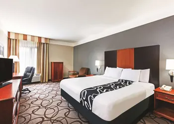 La Quinta Inn & Suites by Wyndham Granbury hotel thumbnail 5