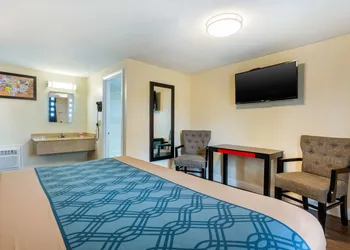 Econo Lodge West Yarmouth on Cape Cod hotel thumbnail 5