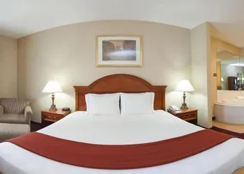 Holiday Inn Express Hotel & Suites Woodhaven by IHG hotel thumbnail 7