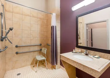 La Quinta Inn & Suites by Wyndham Lumberton hotel thumbnail 4