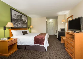 Super 8 by Wyndham Wheatland Wyoming hotel thumbnail 5