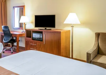 Quality Inn & Suites Albuquerque West hotel thumbnail 6
