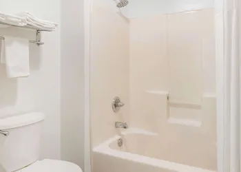 Quality Inn & Suites Decatur - Priceville I-65 hotel thumbnail 8