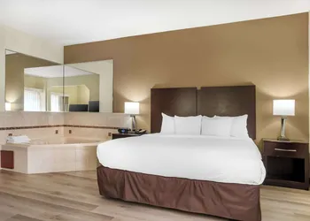 Comfort Inn & Suites Lake Norman hotel thumbnail 5