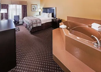 La Quinta Inn & Suites by Wyndham Alvin hotel thumbnail 8