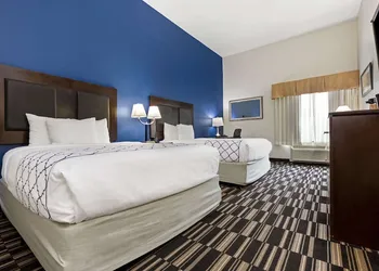 La Quinta Inn & Suites by Wyndham Alvin hotel thumbnail 3