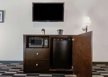 La Quinta Inn & Suites by Wyndham Alvin hotel thumbnail 4