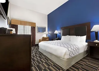 La Quinta Inn & Suites by Wyndham Alvin hotel thumbnail 6