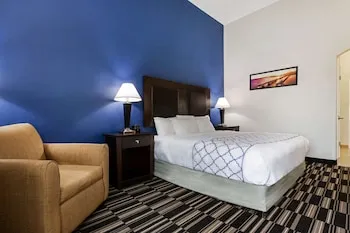 La Quinta Inn & Suites by Wyndham Alvin hotel thumbnail 7