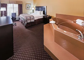 La Quinta Inn & Suites by Wyndham Alvin hotel thumbnail 8