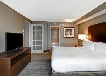 DoubleTree by Hilton Hotel West Edmonton hotel thumbnail 8