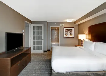 DoubleTree by Hilton Hotel West Edmonton hotel thumbnail 8