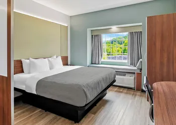 Quality Inn & Suites hotel thumbnail 5