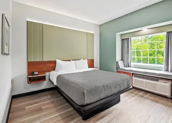 Quality Inn & Suites hotel thumbnail 6