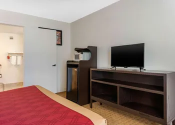 Econo Lodge Airport at RJ Stadium hotel thumbnail 8