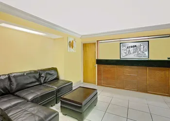 Super 8 by Wyndham Byron/South Macon hotel thumbnail 2