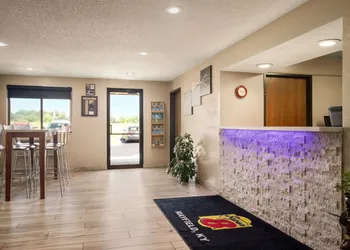 Super 8 by Wyndham Mayfield hotel thumbnail 2