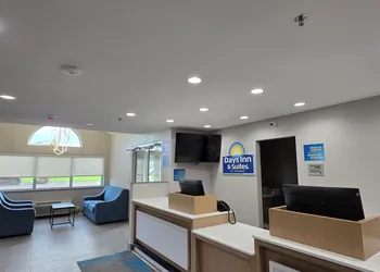 Days Inn & Suites by Wyndham Brandon Amphitheater hotel thumbnail 2