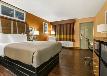 Quality Inn & Suites Corinth West hotel thumbnail 7
