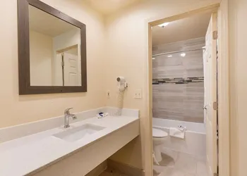 Americas Best Value Inn & Suites Anaheim Convention Center hotel thumbnail 4
