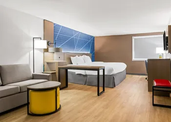 Comfort Inn & Suites hotel thumbnail 4
