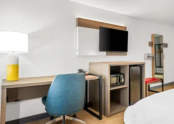 Comfort Inn & Suites hotel thumbnail 6