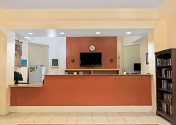 Super 8 by Wyndham Austin/Airport South hotel thumbnail 3