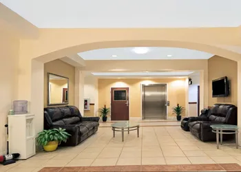 Super 8 by Wyndham Austin/Airport South hotel thumbnail 4