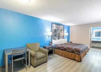 Super 8 by Wyndham San Antonio/Riverwalk Area hotel thumbnail 5