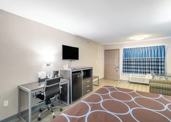 Super 8 by Wyndham San Antonio/Riverwalk Area hotel thumbnail 6